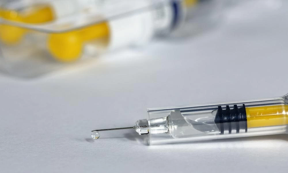 Μια 90χρονη η πρώτη που εμβολιάστηκε κατά του covid-19 στην Ελβετια